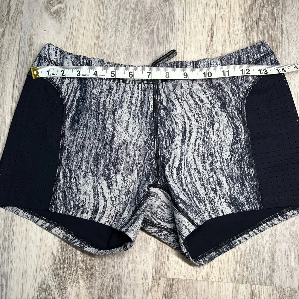 Lululemon Stylish Gray and Black Women's Shorts‎ Size Medium